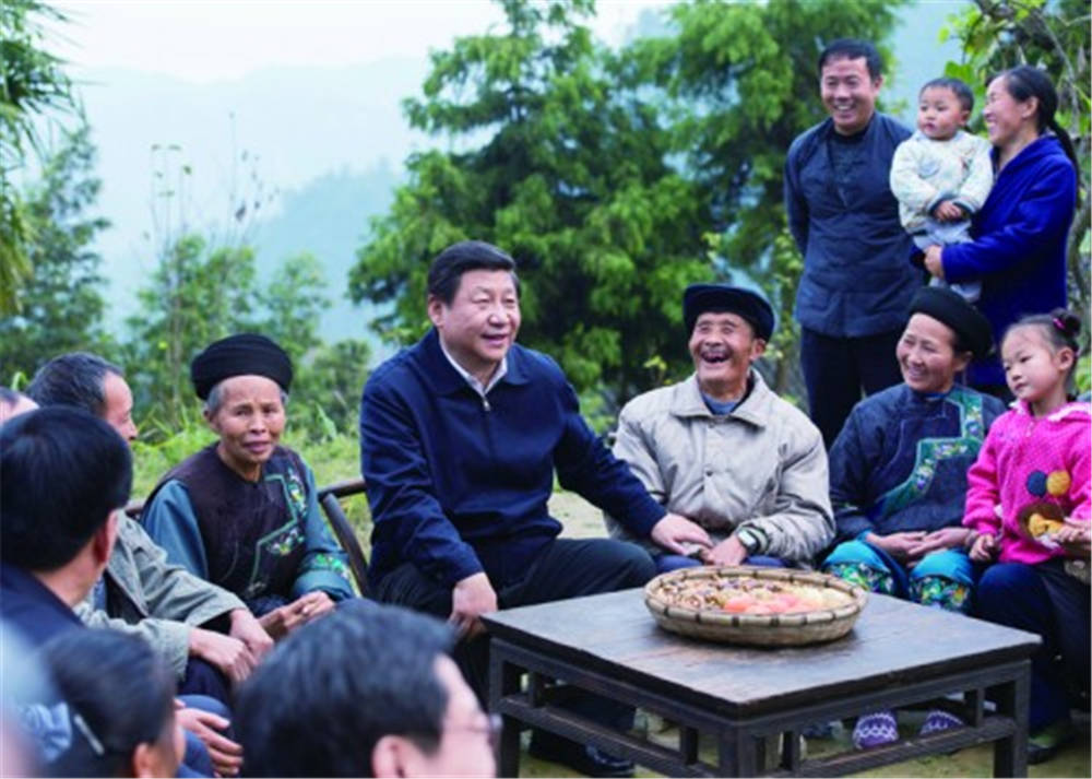 習(xí)近平在湘西土家族苗族自治州花垣縣排碧鄉(xiāng)十八洞村同村干部和村民座談。新華社