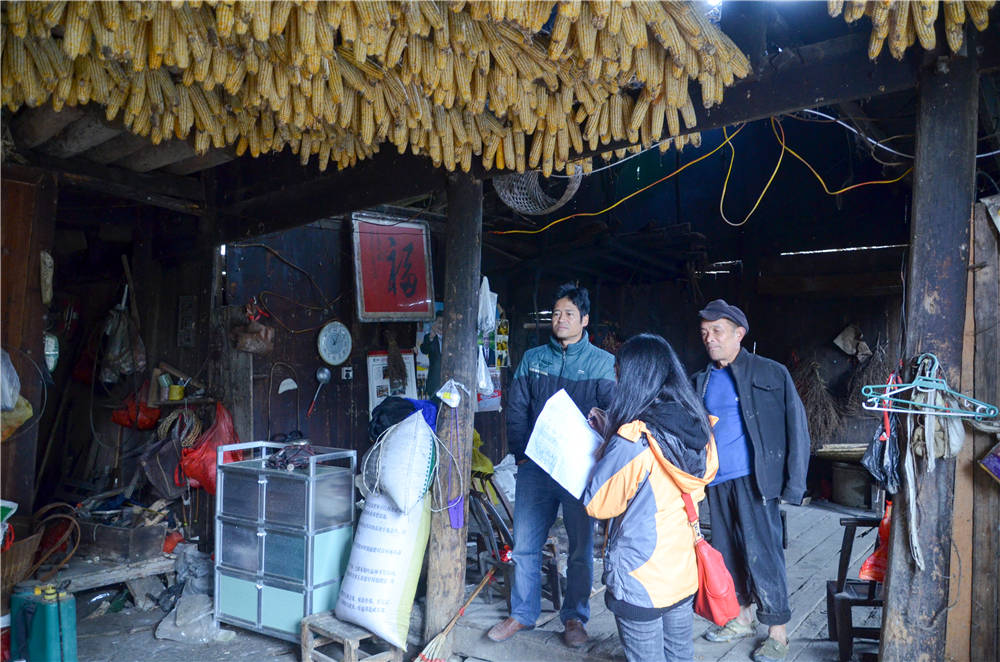 規(guī)劃團(tuán)隊(duì)走訪調(diào)查貧困戶
